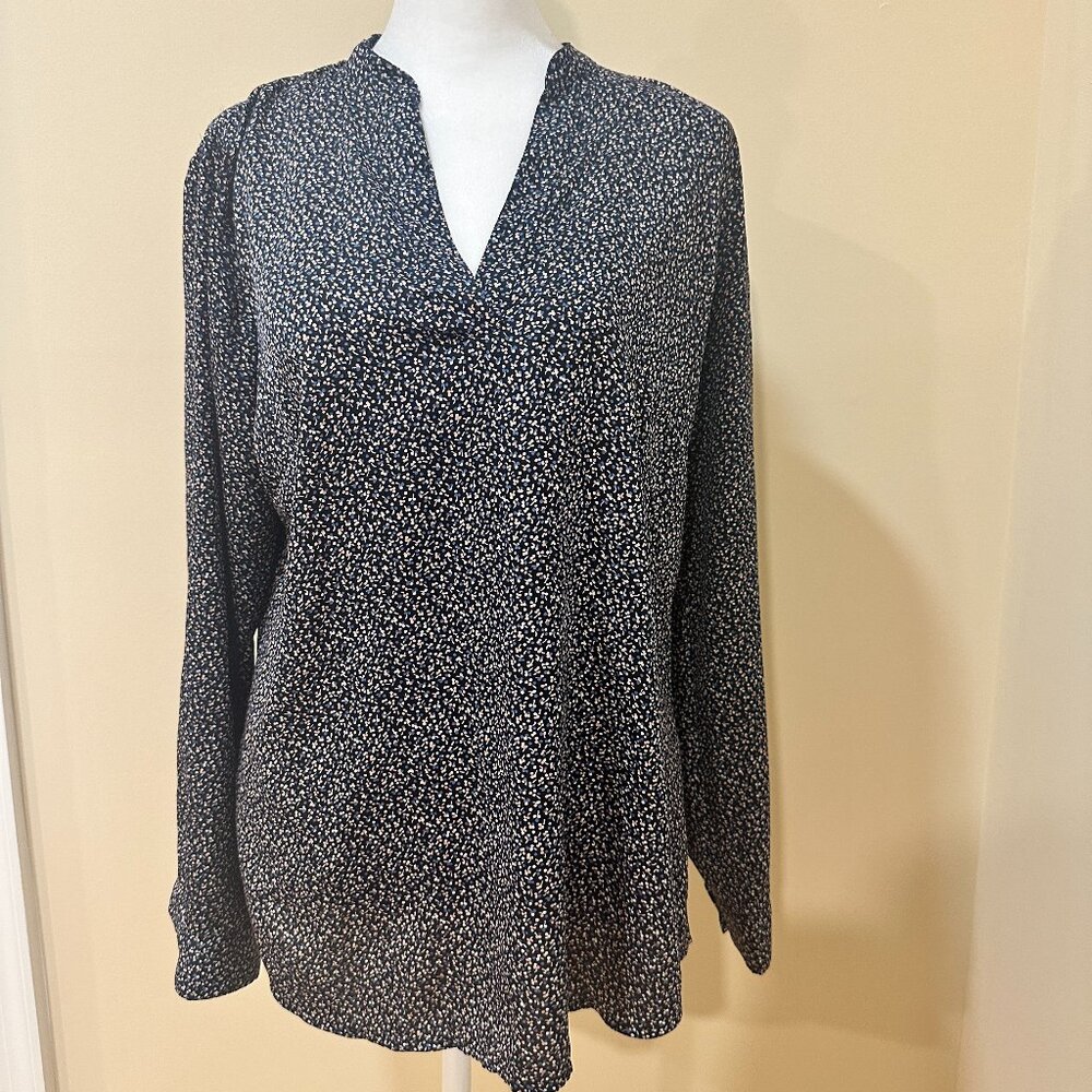 ANN TAYLOR Petite Med Navy Blue w/floral design V Neck Flowy Long Sleeve